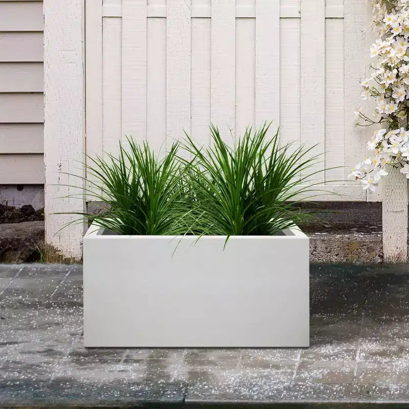 Jardinière d'extérieur rectangulaire en béton blanc craie 32,5 x 80 x 40 cm