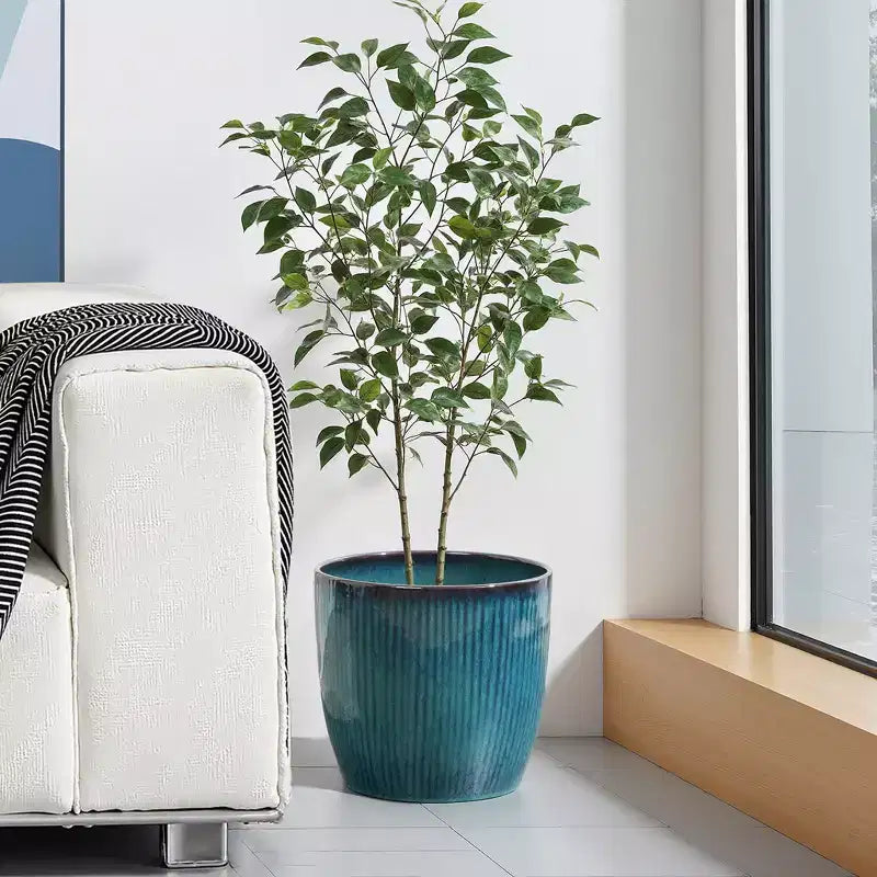 Jardinière en céramique cannelée LuxenHome Forest Fade, pot bleu-vert brillant avec bord marron
