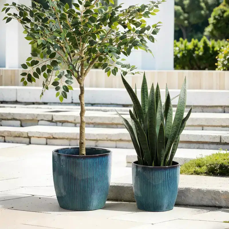 Jardinière en céramique cannelée LuxenHome Forest Fade, pot bleu-vert brillant avec bord marron