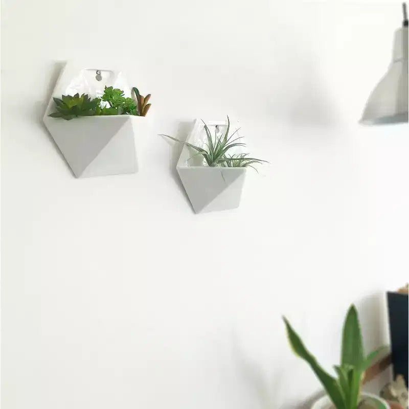 Lot de 2 vases jardinières murales géométriques blanches à suspendre, pot de plafond triangulaire pour patio, pour succulentes, fleurs, bonsaïs, décoration pour maison et restaurant modernes